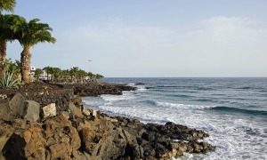 La costa de Lanzarote, costa volcánica, acantilados y alguna playa de fina arena blanca. Puerto del Carmen