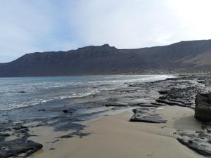 Playa de Famara, bajo el risco en Lanzarote